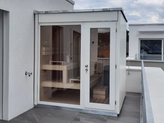 Aussensauna-mit-hpl-vollkern-fassade-weiss