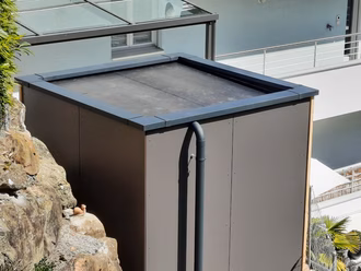 aussensauna-aussen-anthrazit-grossflaechige-platte-massivholz-aussen-sauna