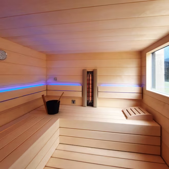 aussensauna-in-elementbauweise-mit-infrarot-in-hellem-holz