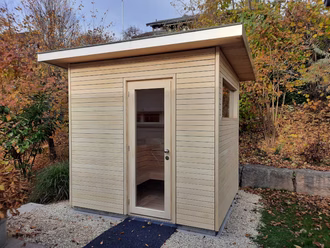 aussensauna-in-polarkiefer-massivholz-sauna-mit-fassade-in-accoya-rhomboid-schalung-1