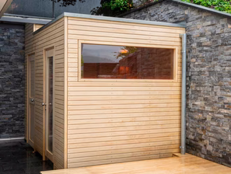 aussensauna-mit-fenster-holzschalung-in-accoya
