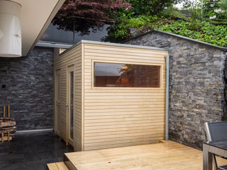 aussensauna-mit-fenster-holzschalung