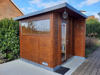 aussensauna-mit-pultdach-braun-gestrichen