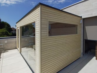 aussensauna-mit glasfront-und-verkleidung-in-holz