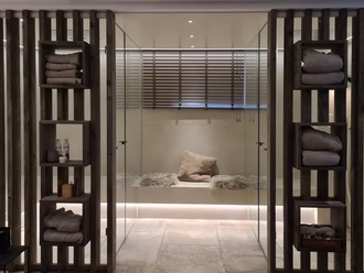 dampfbad-hinter-lamellen