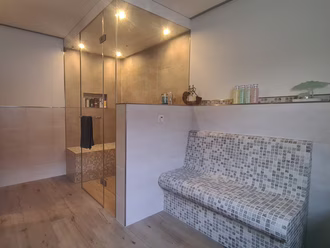 dampfbad-in-badezimmer-mit-sitzbank