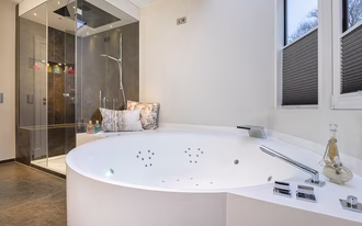 dampfbad-whirlwanne-dunkle-fliesen-wellness-nach-mass-gefertigt-dampfbad-