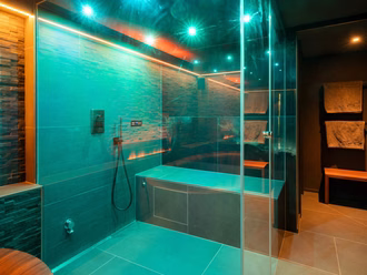 dampfdusche-in-schwimmbad-mitholzbadewanne-modern-1