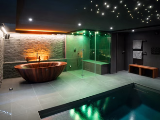dampfdusche-in-schwimmbad-mitholzbadewanne-modern-10