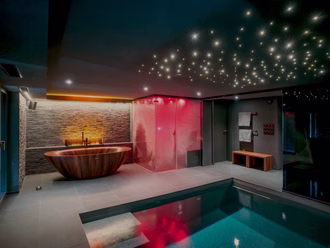 dampfdusche-in-schwimmbad-mitholzbadewanne-modern-7