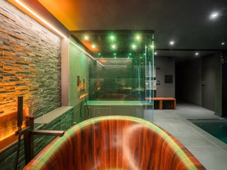 dampfdusche-in-schwimmbad-mitholzbadewanne-modern-14