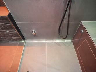 dampfdusche-in-schwimmbad-mitholzbadewanne-modern-8