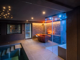 dampfdusche-in-schwimmbad-mitholzbadewanne-modern-13