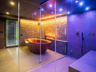 dampfdusche-in-schwimmbad-mitholzbadewanne-modern-16