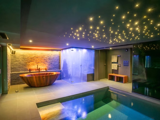 dampfdusche-in-schwimmbad-mitholzbadewanne-modern-6