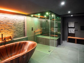 dampfdusche-in-schwimmbad-mitholzbadewanne-modern-12