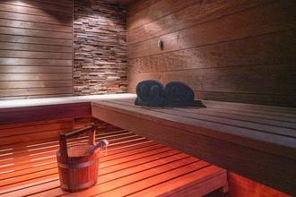 designsauna-in-dunklem-holz-6