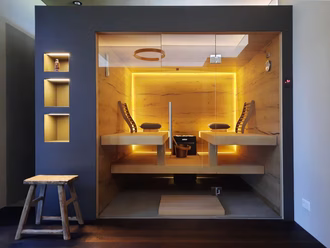 designsauna-mit-glasfront-dunkel-verkleidet-in-eiche-rissig-fugenlos -16