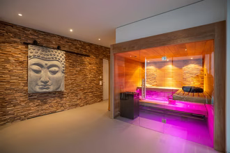 exklusive-sauna-in-dunklem-holz-mit-farblicht-und-glasfront-5