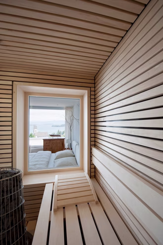 innensauna-mit-hellem-espenholz-in-3d-optik-mit-blick-ins-schlafzimmer