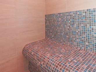 körperform-dampfbadsitz-sitz-fuer-dampfbad-rund-mit-mosaik