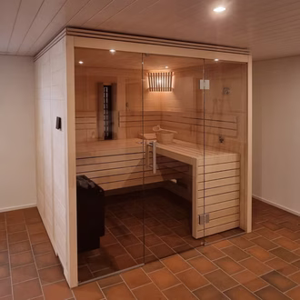 massicvolzsauna-in-kellerraum-mit Glasfront-und-infrarot-classico