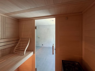 Massivholzsauna in Fichte mit Glastür