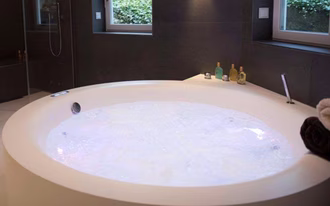 runde-whirlwanne-mit farblicht