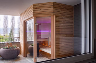 sauna-auf-balkon-mit-fassade-in-lärche-aussensauna-mit-bodenebener-glasfront-in-hemlock-9