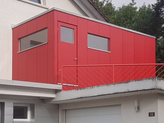 sauna-auf-terrasse-mit-hpl-fassade-rot