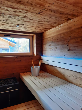sauna-im-alpenchic-design-mit-fenster-in-thermoholz-mit-glasfront-7