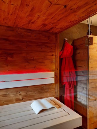 sauna-im-alpenchic-design-mit-fenster-in-thermoholz-mit-glasfront-10