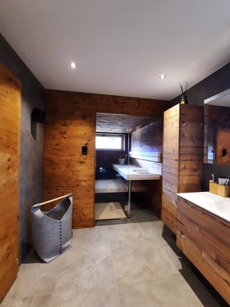 sauna-im-alpenchic-design-mit-fenster-in-thermoholz-mit-glasfront-3