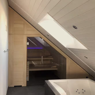 sauna-in-dachschräge-mit-glasfront-classico