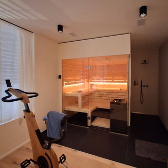 sauna-in-nordischer-fichte-mit-glasecke-und angrenzender-dusche