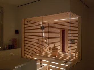 sauna-innensauna-kleine-glasecke-infrarot-infrarotsauna-zwei-personen-weisse-aussenseite-verkleidung-badezimmer-003b