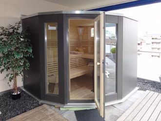 sauna-terrasse-dreifach-abgeschraegt-zwei-fenster-fassadenplatte-anthrazit