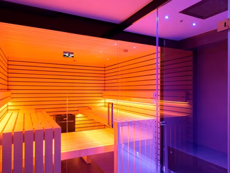 schoene-designsauna-mit-angrenzendem-dampfbad-verglast