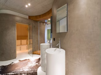 schoenes-badezimmer-mit-sauna