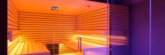 schöne-designsauna-mit-angrenzendem-dampfbad-verglast