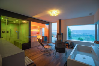 wellnesraum-mit-sauna-dampfbad-whirlwanne-2