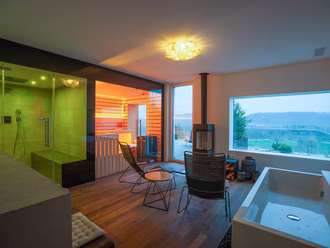 wellnesraum-mit-sauna-dampfbad-whirlwanne-2