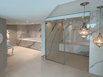 wellnessoase-in-weiss-gehalten-mit-dampfbad-und-whirlwanne