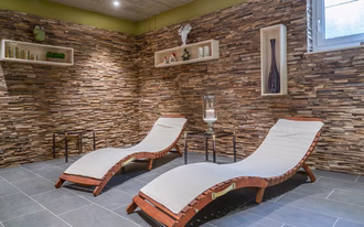 wellnessraum-ausbau-hoilzfliesen-liegen-gesamtkonzept-03