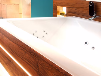 whirlwanne-mit-holz-einfassung(1)